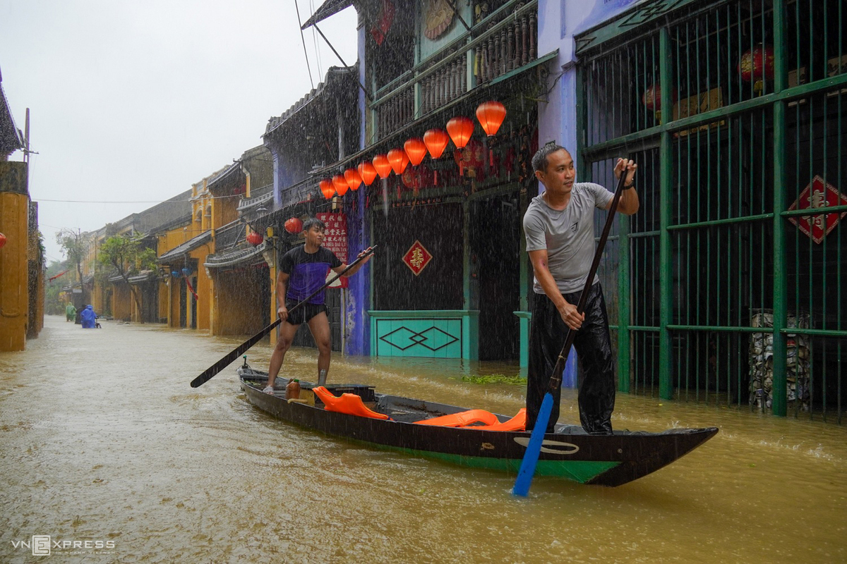 Boat rides around Hoi An ancient town in flood season Boat rides around Hoi An ancient town in flood season